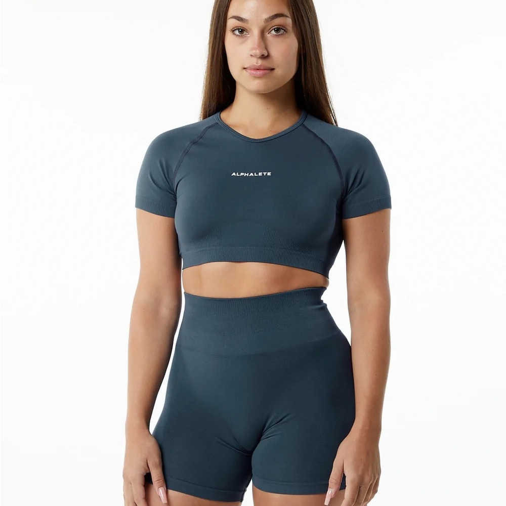 Alphalete Amplify V-neck Crop Top